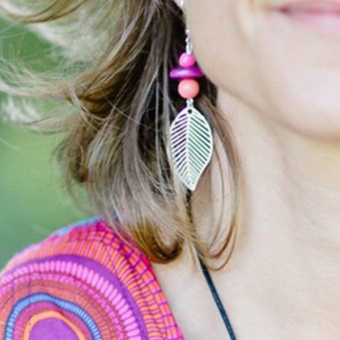bijou d'oreille ethnique et éthique avec feuille argentée