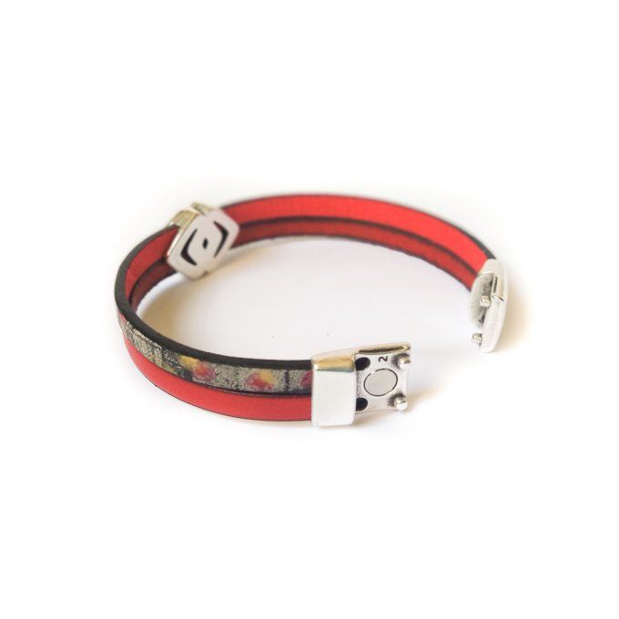 Bracelet en cuir rouge avec motifs