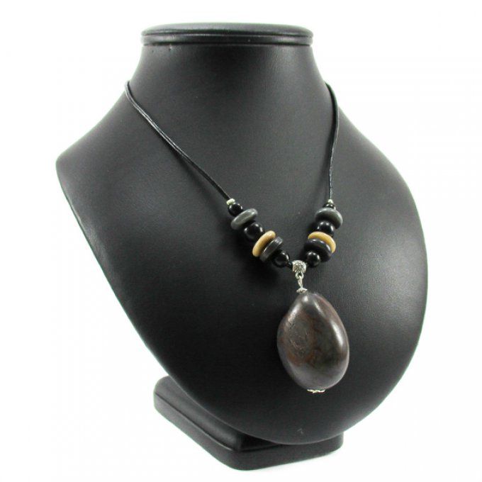 collier fantaisie artisanal avec pendentif en tagua gris