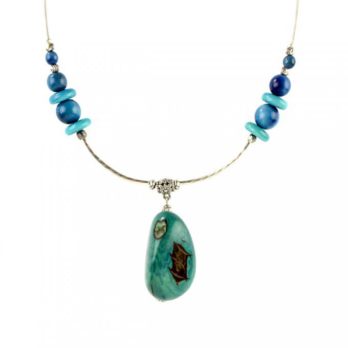 collier chic et éthique avec pendentif tagua turquoise et perles bleues