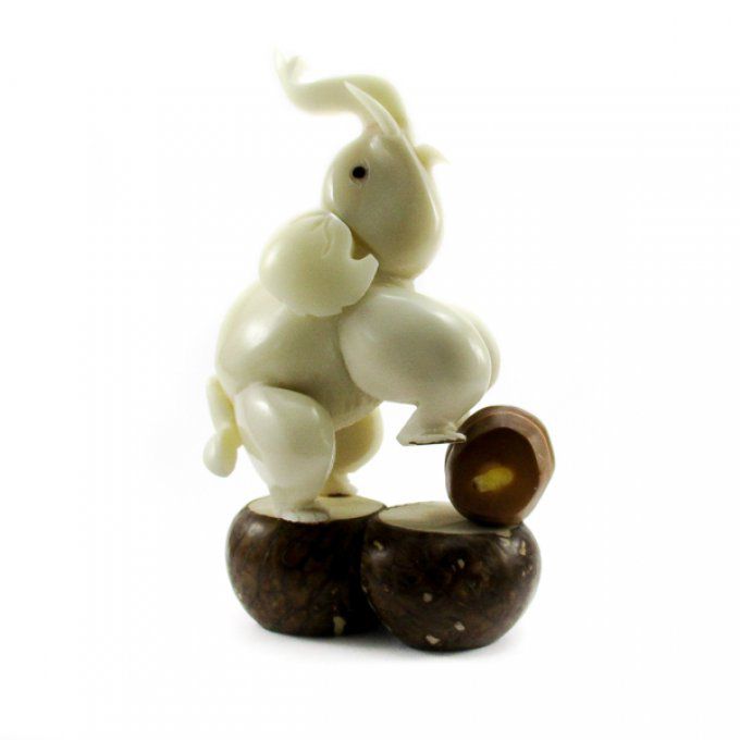 Figurine statuette de décoration éléphant sur son baril taillé dans la noix de tagua