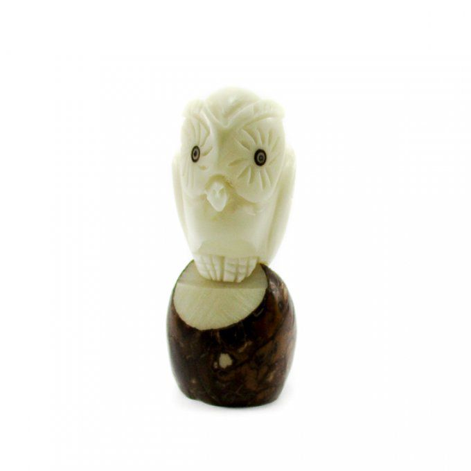Figurine chouette sculptée dans la graine de tagua