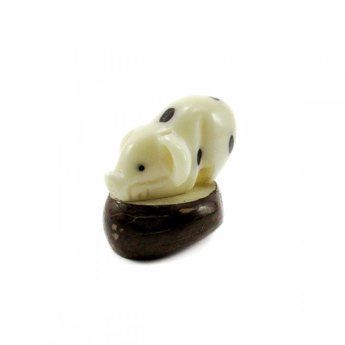 Figurine cochon sculptée dans la graine de tagua appelée aussi ivoire végétal