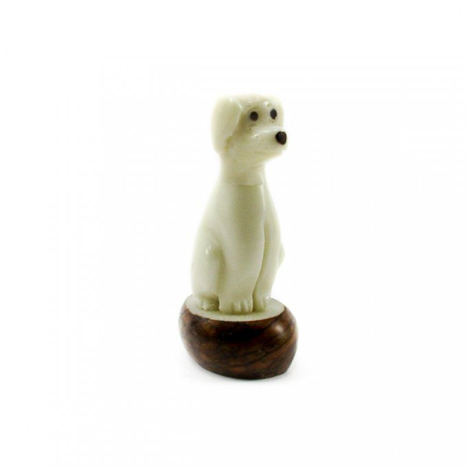 Figurine de décoration chien en ivoire végétal
