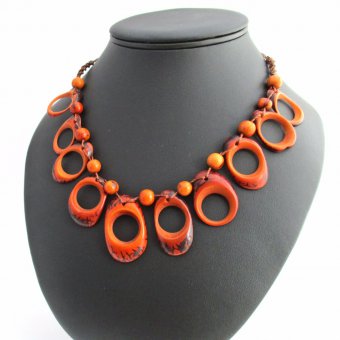 Collier en ivoire vegetal ou tagua