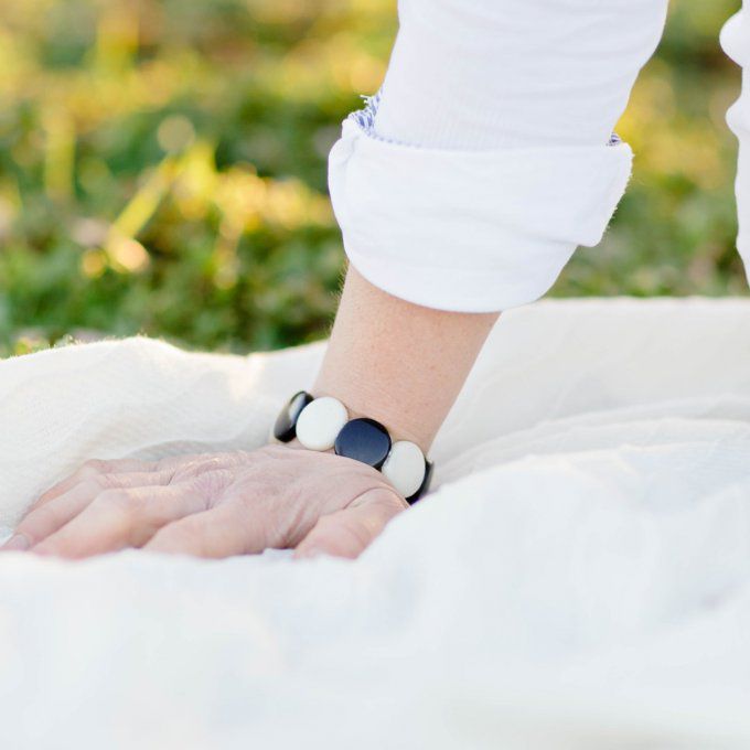 Bracelet raffiné naturel et bio en ivoire végétal forme rond noir et blanc