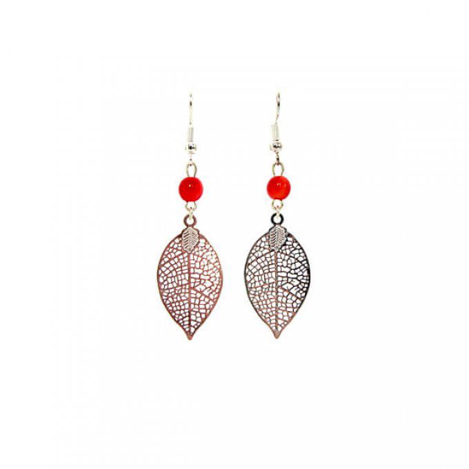 boucles d'oreille feuille argentée et perles rouge