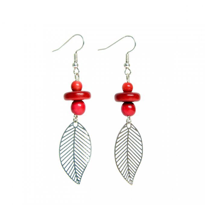 boucles d'oreilles fantaisie feuille argentée et perles en ivoire végétal rouge