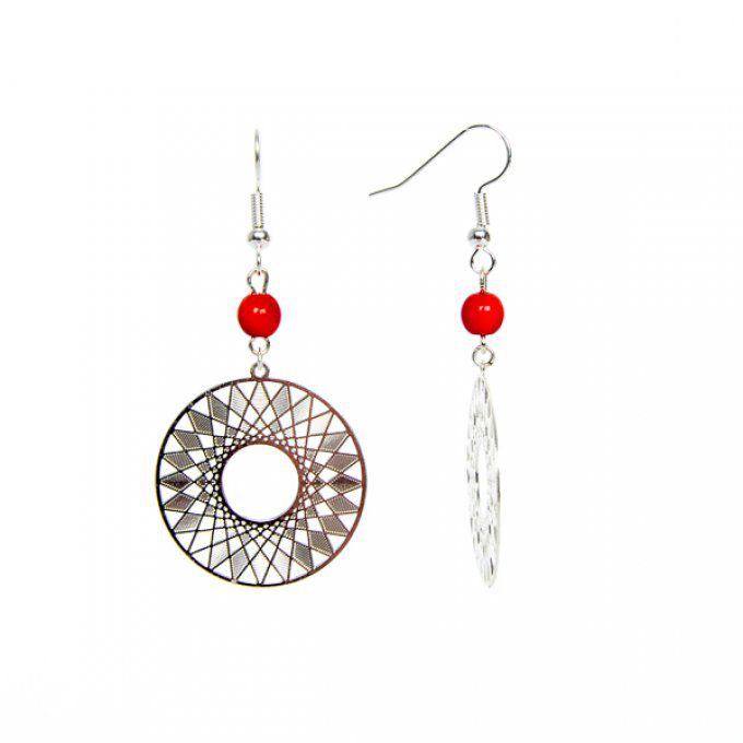 bijou d'oreilles tendance chic argentée et perles rouges