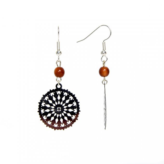 boucles d'oreilles pendentif rosace ajourée et perles naturelles marron
