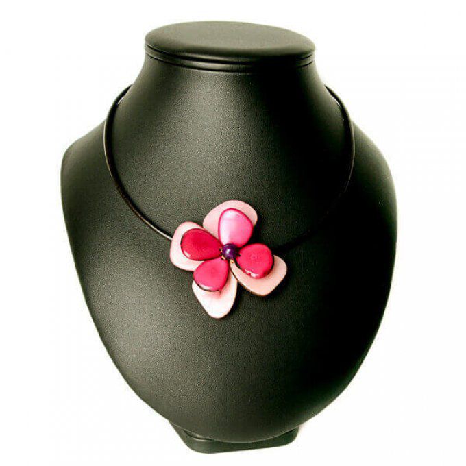 collier artisanal pendentif fleur rose fuchsia