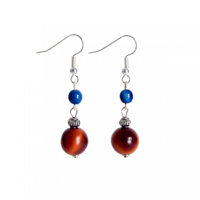 boucles d'oreilles artisanales duo de perles de tagua marron et bleu