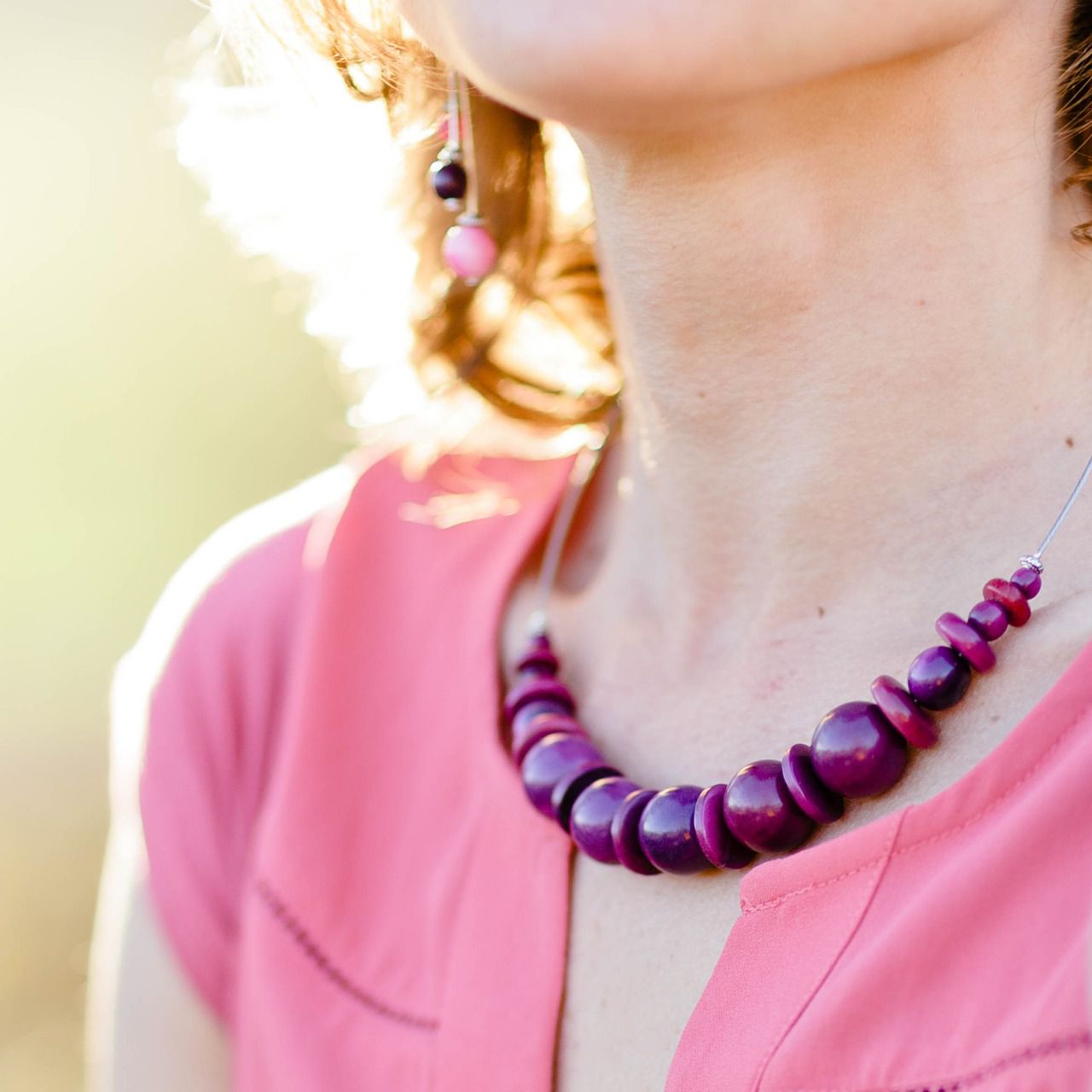 Collier court avec perles et boules en ivoire végétal violet