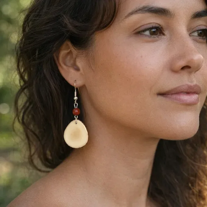 Boucles d'oreilles pétales et perles d'ivoire végétal naturel/marron