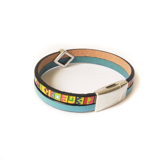 Bracelet en cuir bleu et motif multicolore 
