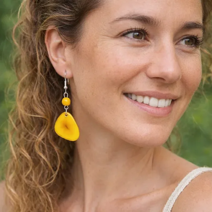 Boucles d'oreilles pétales et perles en ivoire végétal jaune