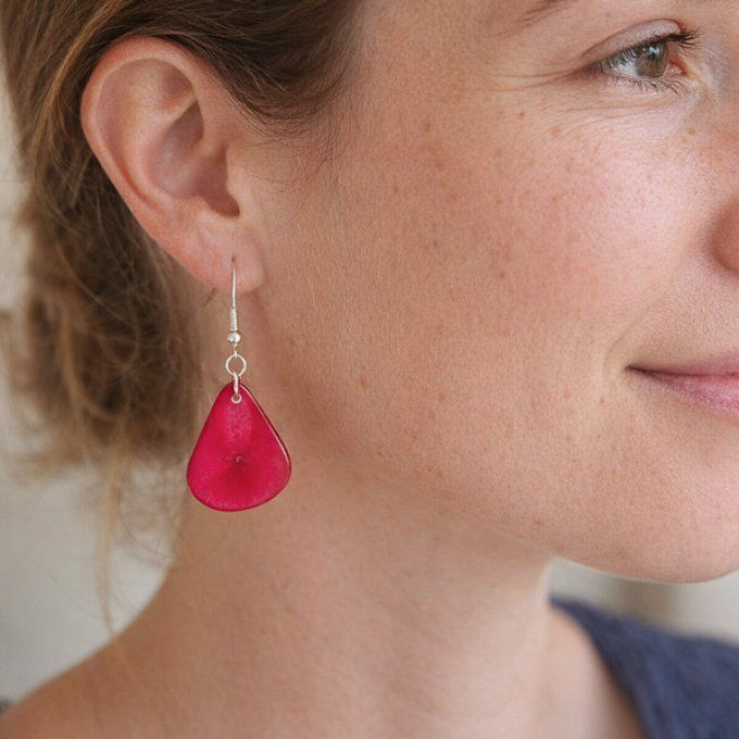 Boucles d'oreilles pétales d'ivoire végétal rose fuchsia 