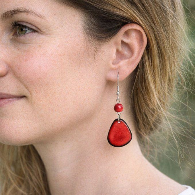 Boucles d'oreilles pétales et perles en ivoire végétal rouge