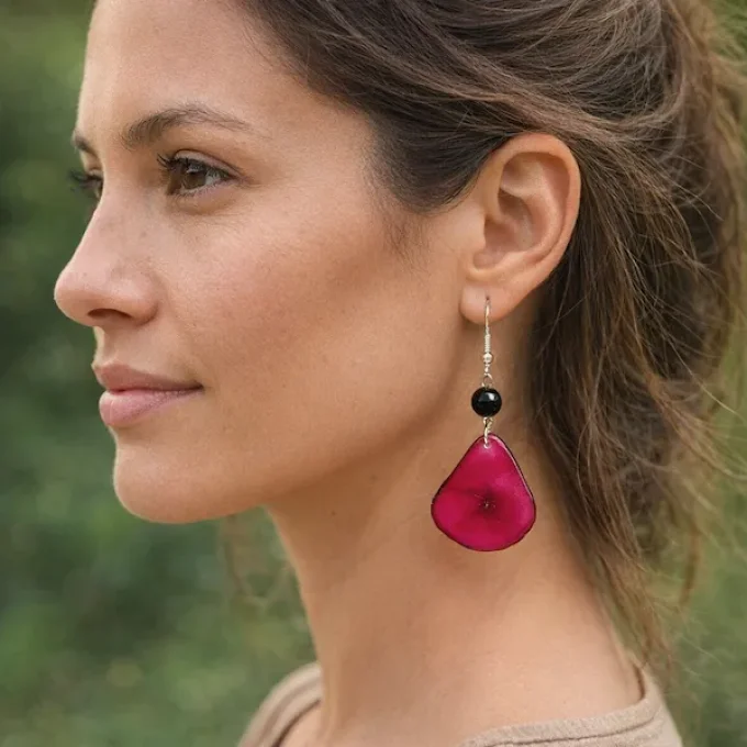 Boucles d'oreilles pétales et perles d'ivoire végétal fuchsia/noir