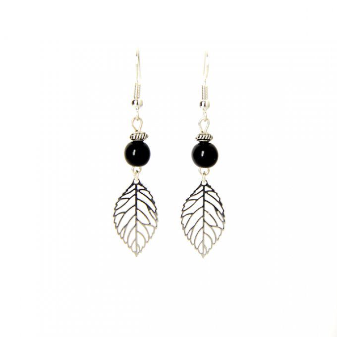 Boucles d'oreille petite feuille argentée et perle noir