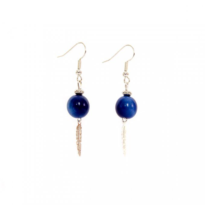 boucles d'oreilles plume argentée et perles bleu