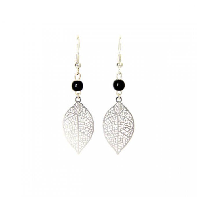 Boucles d'oreilles feuille fine argentée et perles noires