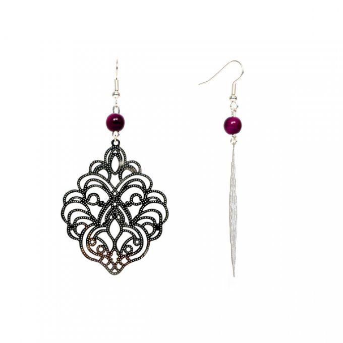 bijou d'oreilles argentées et perles violet pourpre