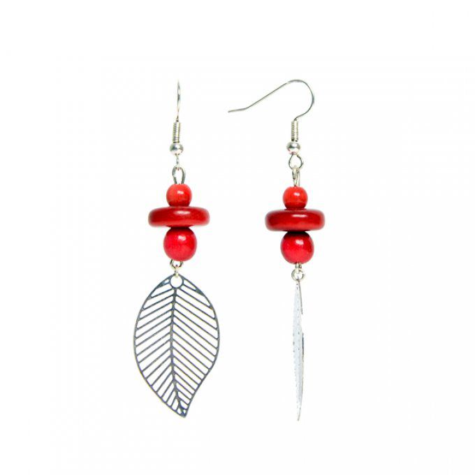 bijou d'oreilles chic pendentif feuille et perles en ivoire végétal rouge