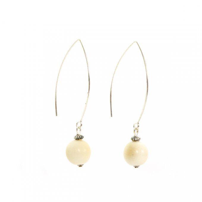 boucles d'oreilles pendantes et perles blanches