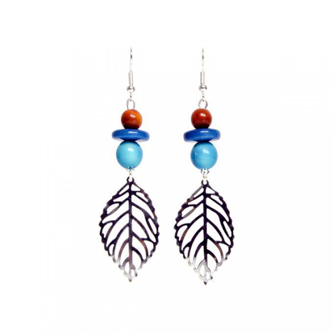 boucles d'oreilles pendantes feuille argentée et perles en ivoire végétal bleu et marron