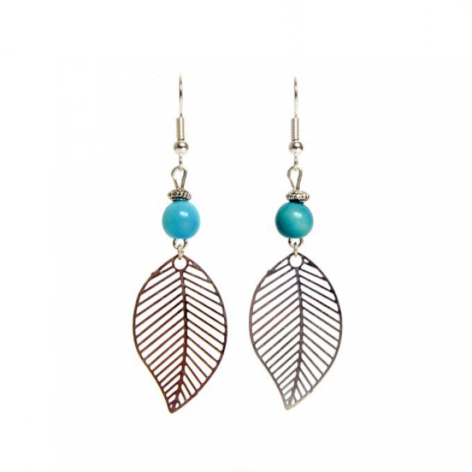 boucles d'oreilles chic argentée avec feuilles et perles végétales turquoises