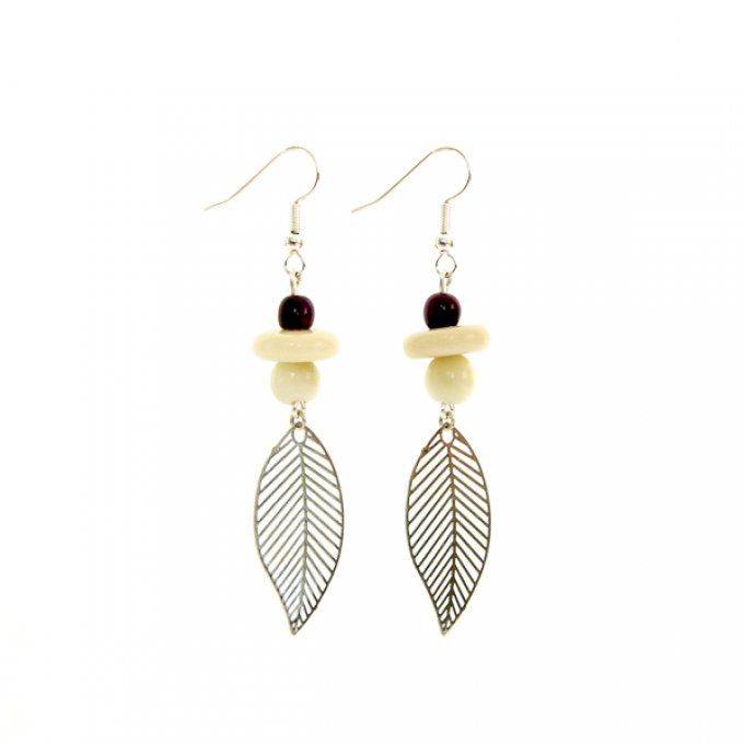boucles d'oreilles fantaisies chic feuille argentée et perles d'ivoire végétal violet blanc