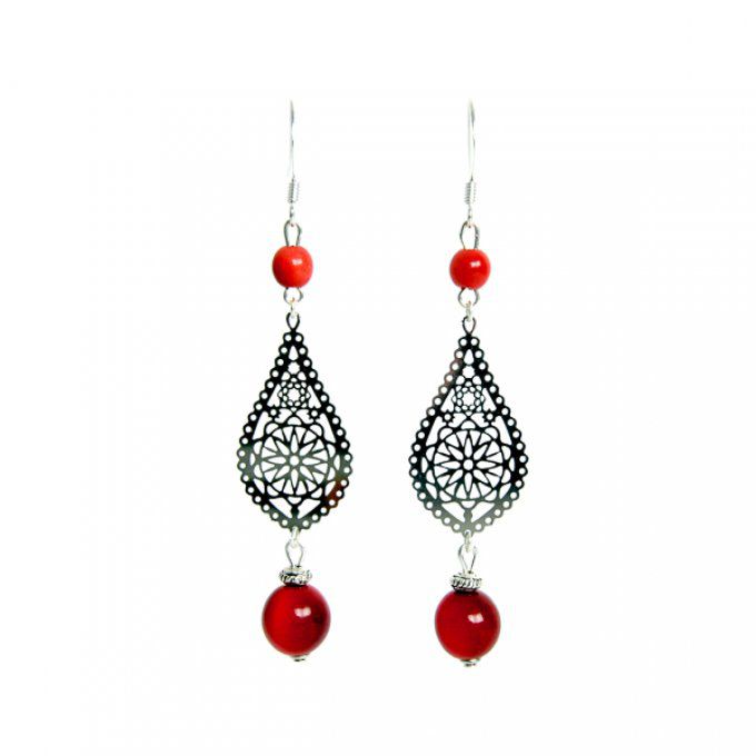 boucles d'oreilles argentées chic et perles naturelles rouges