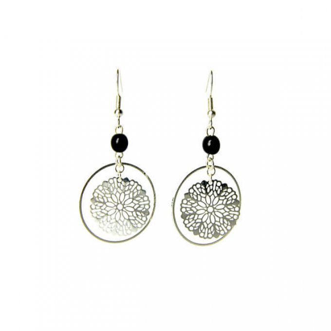 Boucles d'oreilles rosace argentée et perle noire