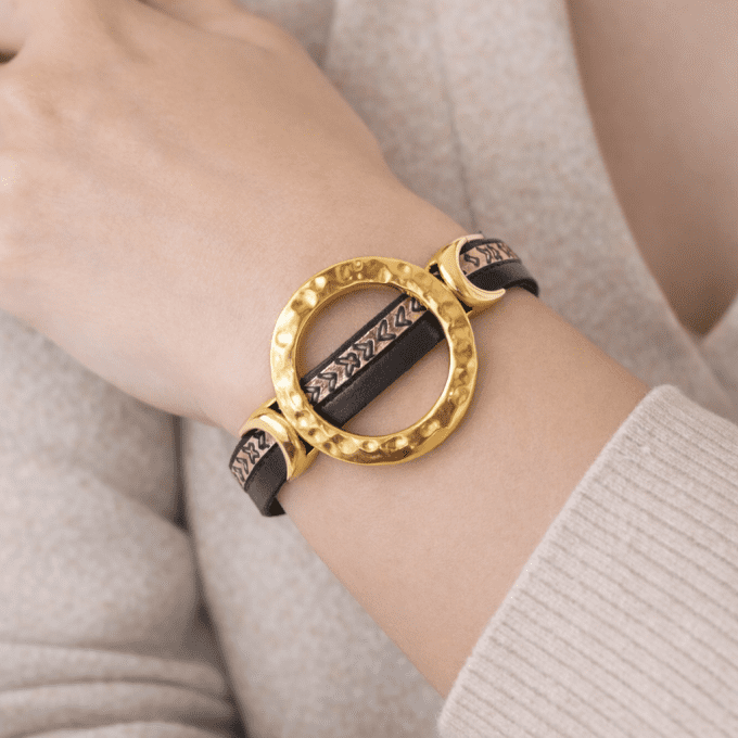 Bracelet cuir anneaux chic noir et or