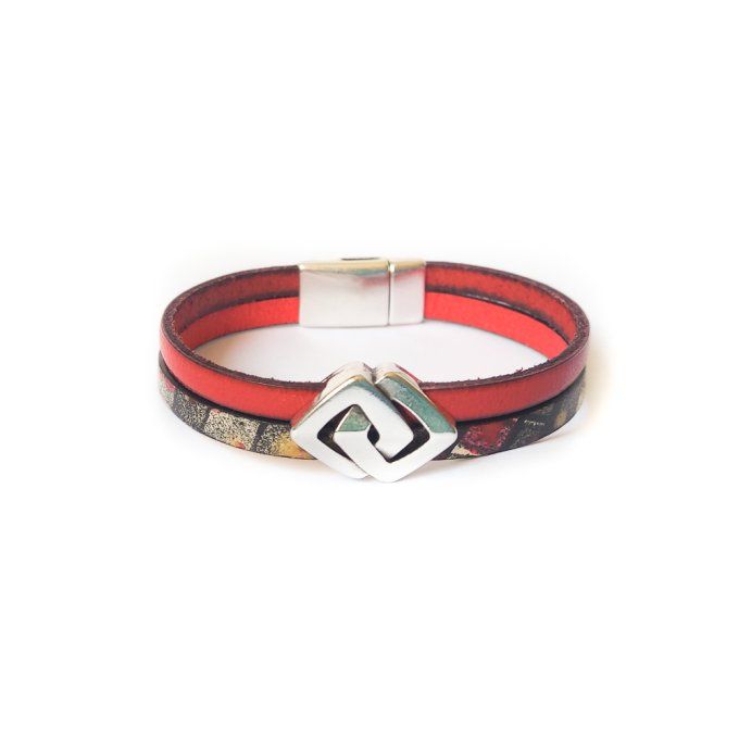 Bracelet en cuir rouge avec motifs