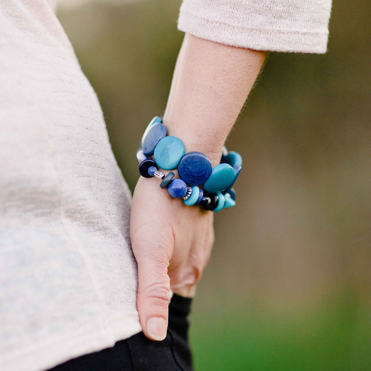 Bracelet manchette rond en ivoire végétal bleu et turquoise