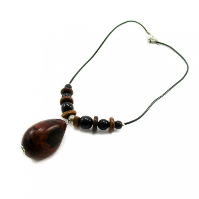 Collier pendentif et perles en ivoire végétal marron et noir
