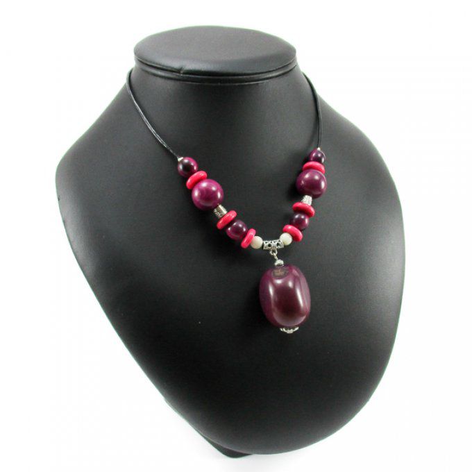 Collier artisanal avec pendentif noix en ivoire végétal violet / fuchsia