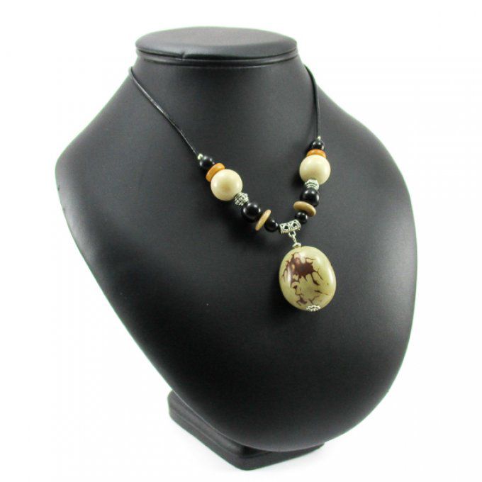 Collier avec pendentif noix en tagua naturelle