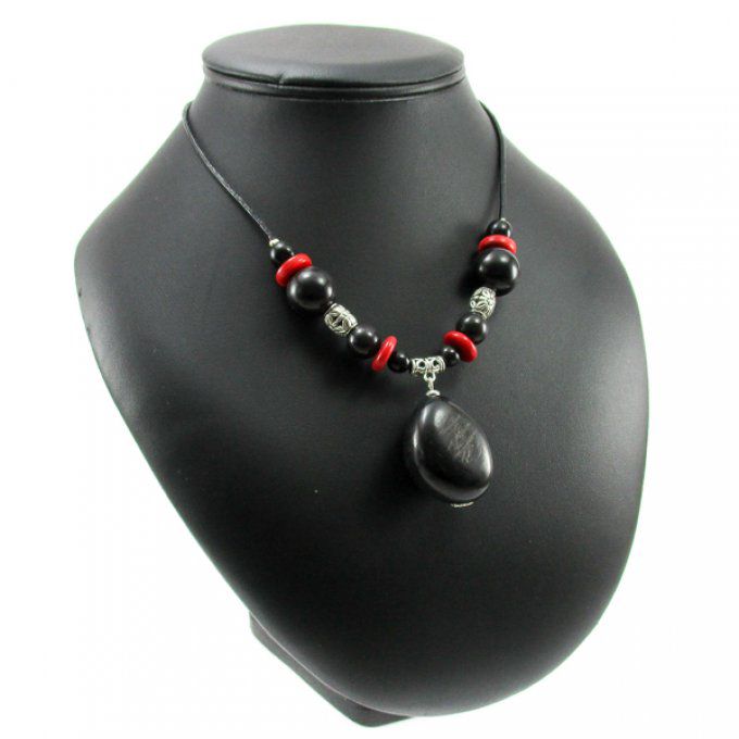 Collier avec pendentif noix en ivoire végétal noir et rouge