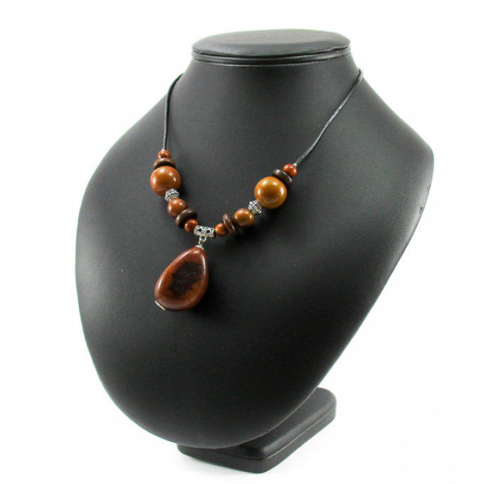 Collier avec pendentif noix en ivoire végétal marron