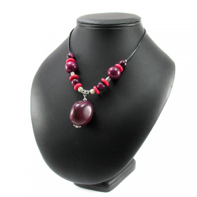 Collier avec pendentif noix en ivoire végétal violet / fuchsia