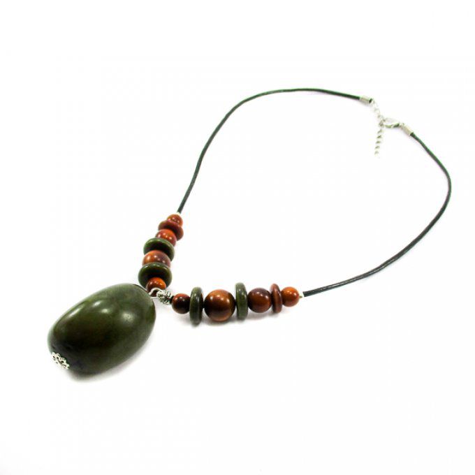 Collier artisanal pendentif et perles en ivoire végétal vert kaki