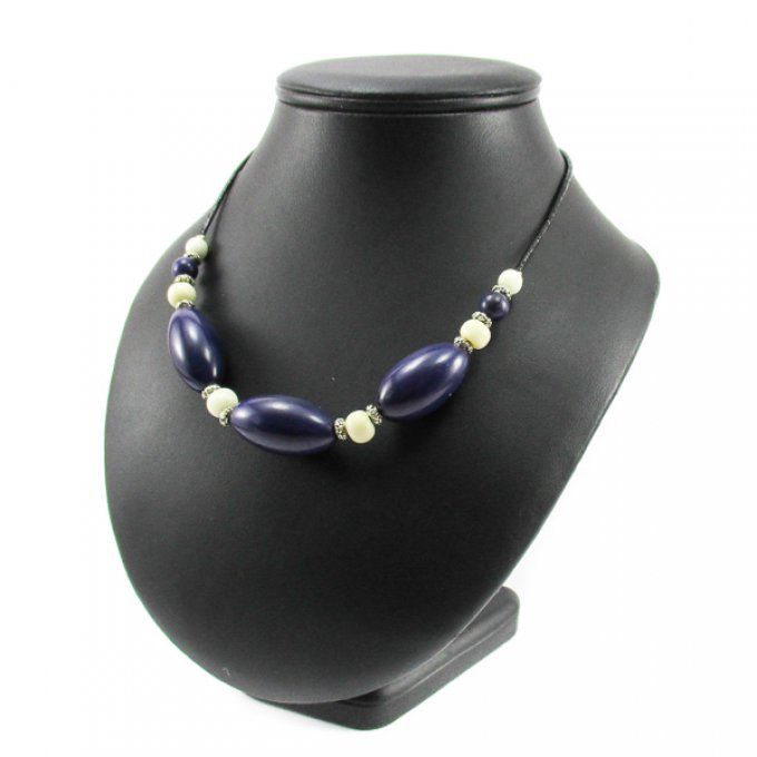 Collier fantaisie original en ivoire végétal violet 