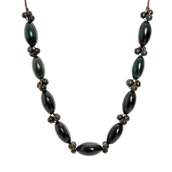 Collier ajustable perles et olives en ivoire végétal vert foncé