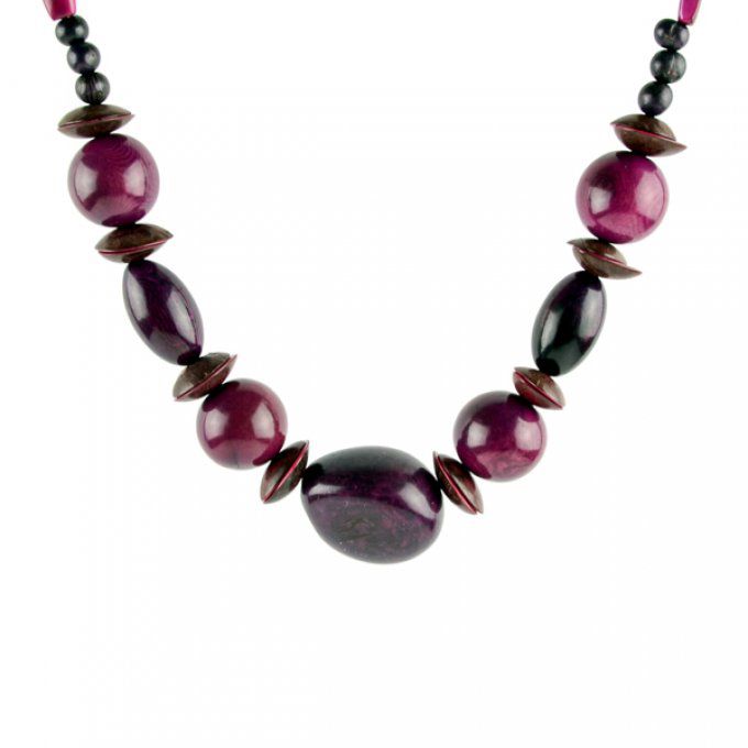 Collier chic et naturel en ivoire végétal violet pourpre