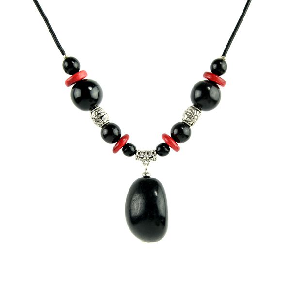 Collier avec pendentif noix en ivoire végétal noir et rouge