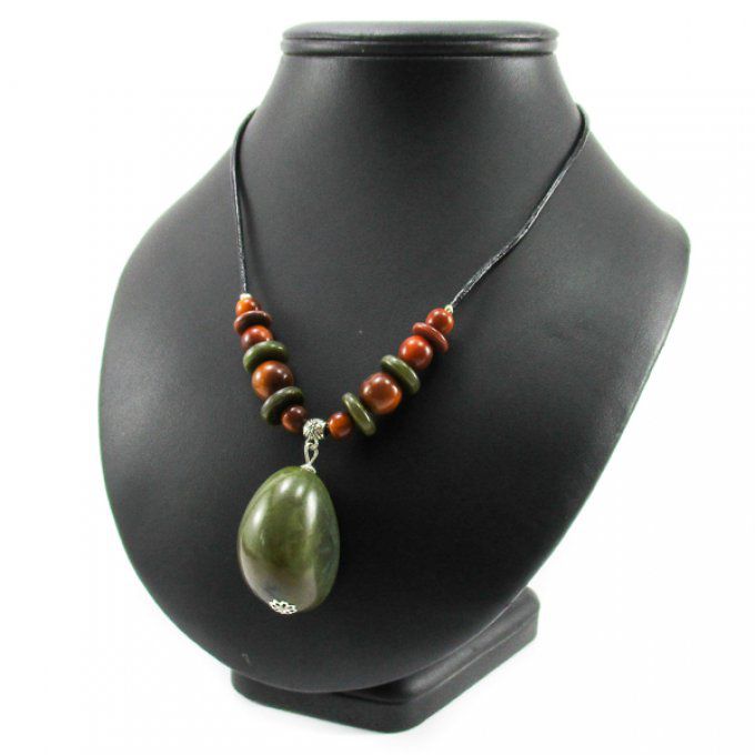 Collier ethnique noix de tagua colorée