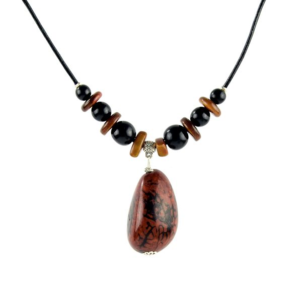 Collier pendentif et perles en ivoire végétal marron et noir